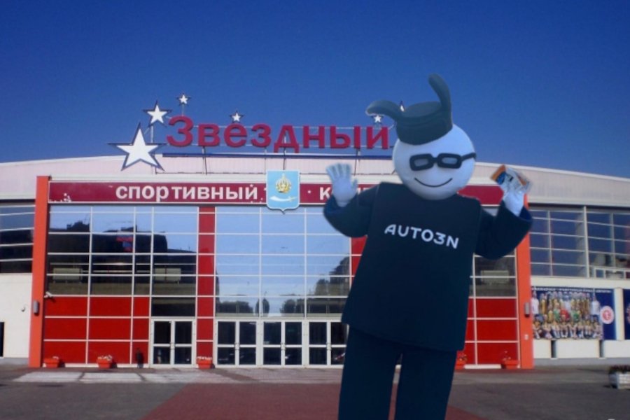 Ростовая кукла AUTO3N на фоне СКЗ «Звёздный» в Астрахани.