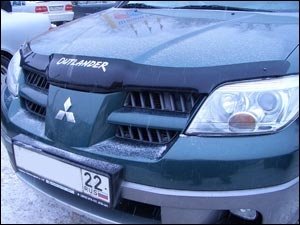 Дефлектор капота Mitsubishi Outlander (Митсубиши Аутлендер) (2001-2005) с надписью (темный), SMIOUT0